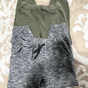 Old Navy Bundle Toddler Boy 5T sweatpants
Hunter green and Gray/white